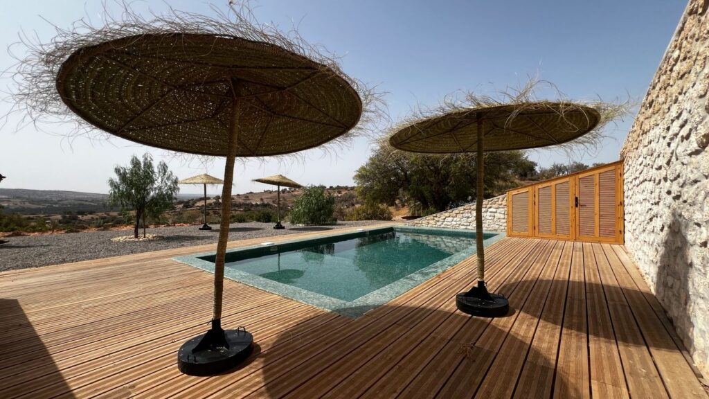 Solarium avec transats et parasols