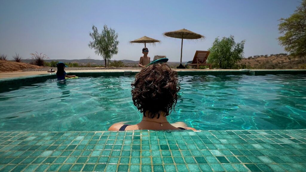 Piscine avec vue sur les collines